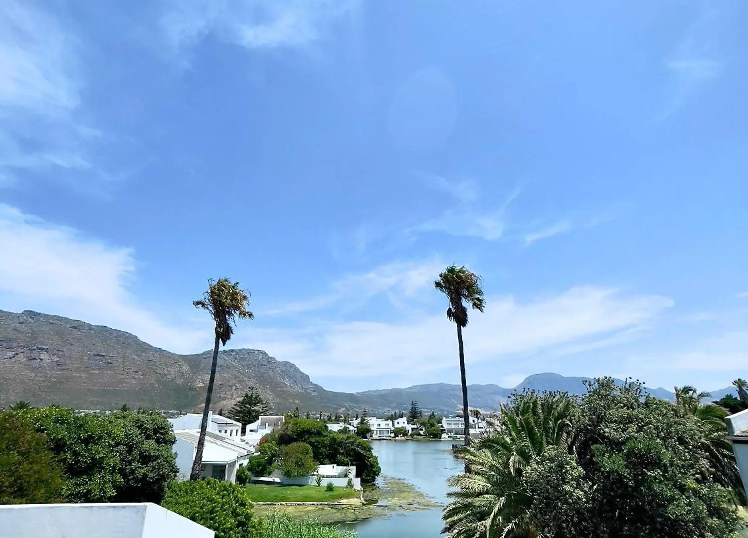 Apartment Spacious Park Island Studio At The Lake Cape Town